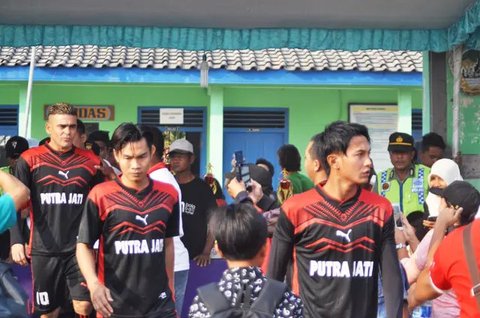 Cristian Gonzales, Juan Revi, Ahmad Alfarizi, menyambung hidup dengan bermain dalam sebuah ajang tarkam di Klaten, Jateng pada Minggu (25/10/2015). (Bola.com/Romi Syahputra)