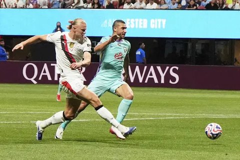 Erling Haaland (kiri) dari Manchester City mencoba menembak ke arah gawangsaat dijaga Matias Palacios dari Al Ain dalam pertandingan Grup G Piala Dunia Antarklub antara Manchester City dan