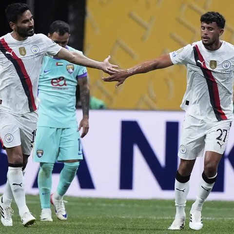 Ilkay Gundogan dari Manchester City diberi selamat oleh rekan setimnya, Matheus Nunes (kanan), setelah mencetak gol dalam pertandingan Grup G Piala Dunia Antarklub antara Manchester City dan