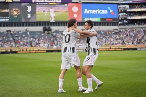 Kenan Yildiz (kiri) dan Andrea Cambiaso dari Juventusberselebrasi dalam pertandingan Grup G Piala Dunia Antarklub antara Juventus dan Wydad Casablancadi Philadelphia, Minggu, 22 Juni