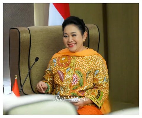 Model Atasan Batik Titiek Soeharto yang Simpel dan Elegan (Foto: Instagram @titieksoeharto)
