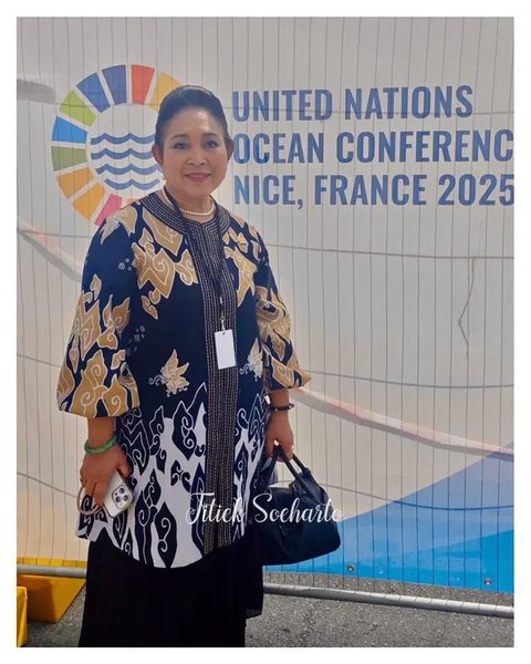 Model Atasan Batik Titiek Soeharto yang Simpel dan Elegan (Foto: Instagram @titieksoeharto)