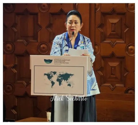 Model Atasan Batik Titiek Soeharto yang Simpel dan Elegan (Foto: Instagram @titieksoeharto)