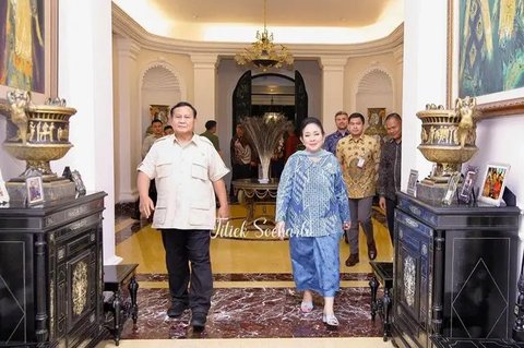 Model Atasan Batik Titiek Soeharto yang Simpel dan Elegan (Foto: Instagram @titieksoeharto)