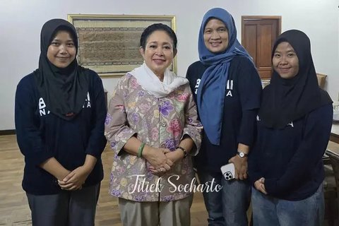 Model Atasan Batik Titiek Soeharto yang Simpel dan Elegan (Foto: Instagram @titieksoeharto)