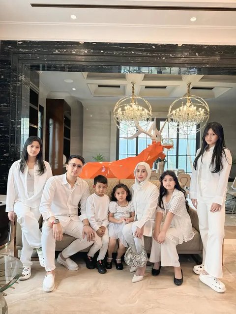 Potret Seragam Keluarga Dokter Reza Gladys (instagram.com/rezagladys)