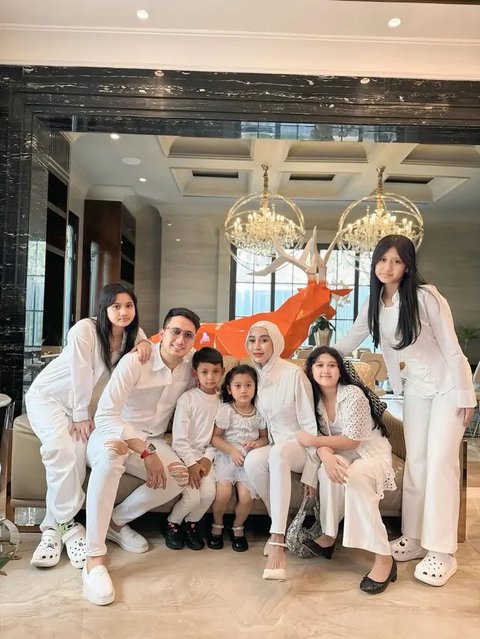 Potret Seragam Keluarga Dokter Reza Gladys (instagram.com/rezagladys)