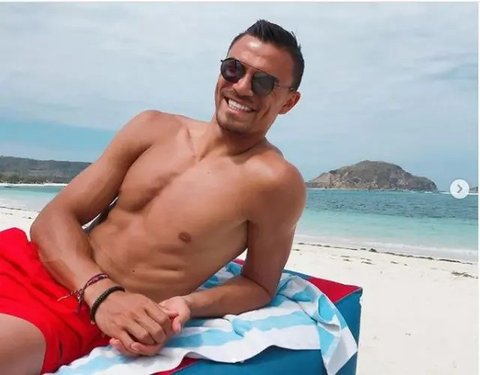 Emil Audero, Pesepak Bola Berdarah Indonesia yang Bermain di Klub Italia sedang liburan di Lombok. foto: Instagram @emil_audero