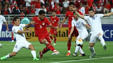 Pemain Timnas Indonesia U-23, Muhammad Ferarri (tengah) mencetak gol ke gawang Uzbekistan U-23 yang akhirnya dianulir VAR pada laga semifinal Piala Asia U-23 2024 di Abdullah bin Khalifa
