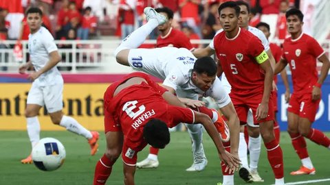 Pemain Timnas Indonesia U-23, Muhammad Ferarri (kiri) dan pemain Uzbekistan U-23, Alibek Davronov terjatuh dalam perebutan bola pada laga semifinal Piala Asia U-23 2024 di Abdullah bin