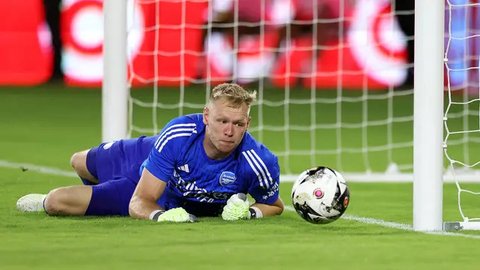 Kiper Arsenal, Aaron Ramsdale berusaha menjangkau bola saat menghadapi MLS All-Stars pada laga pramusim 2023/2024 di Washington DC, Amerika Serikat, Kamis (20/7/2023) pagi WIB. (AFP/Getty