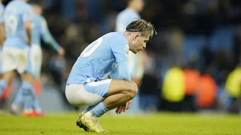 Pemain Manchester City, Jack Grealish, tertunduk lesu setelah laga Crystal Palace dalam duel pekan ke-17 Liga Inggris 2023/2024 di Stadion Etihad, Sabtu (16/12/2023). Kali ini dua gol Man