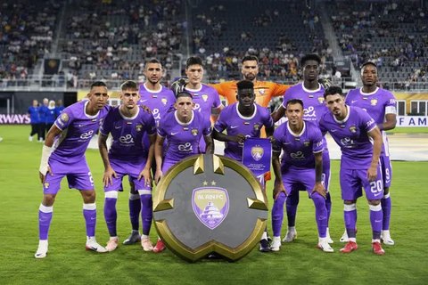 Para pemain Al Ain berpose untuk foto grup sebelum pertandingan Grup G Piala Dunia Antarklub antara Al Ain dan Juventus di Washington, Rabu, 18 Juni 2025. (AP Photo/Julia Demaree