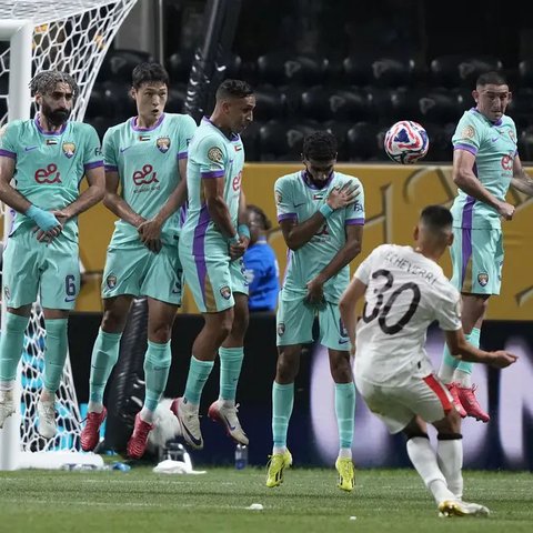 Claudio Echeverri (30) dari Manchester City mencetak gol ke gawang Al Ain dalam pertandingan Grup G Piala Dunia Antarklub antara Manchester City dan Al Ain di Atlanta, Minggu, 22 Juni 2025