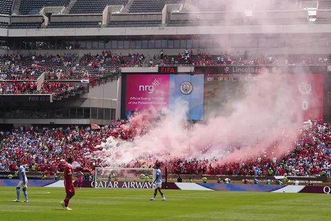 Parasuporter Wydad Casablanca menyalakan suardalam pertandingan Grup G Piala Dunia Antarklub antara Manchester City dan WydadCasablanca di Philadelphia, Rabu, 18 Juni 2025. (AP