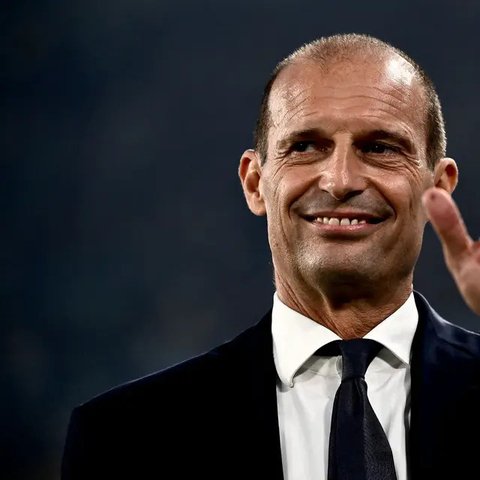 Pelatih Juventus, Massimiliano Allegri melambaikan tangan sebelum pertandingan Liga Italia 2022/2023 antara Juventus melawan Sassuolo di stadion Juventus, Turin pada 15 Agustus 2022. Allegri