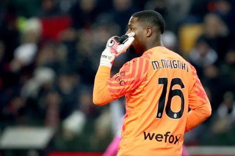 Kiper AC Milan, Mike Maignan, menjadi korban rasisme saat timnya bersua Udinese pada laga pekan ke-21 Serie A diBluenergy Stadium, Udine, Minggu (21/1/2024) dini hari WIB. (AFP/Gabriele