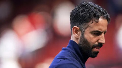 Pelatih Manchester United, Ruben Amorim tertunduk lesu setelah timnya kalah dari West Ham United dalam laga lanjutan Liga Inggris 2024/2025 di Old Trafford, Manchester, Inggris, Minggu