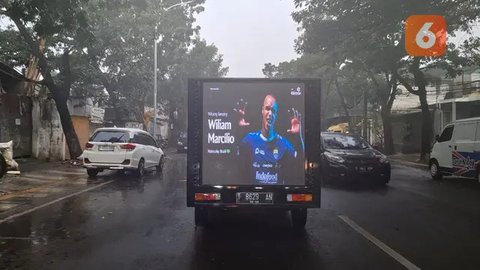 Pengumuman perekrutan Wiliam Marcilio oleh Persib Bandung yang dilakukan melalui mobitron yang berkeliling di jalan-jalan Kota Bandung. (Bola.com/Erwin Snaz)