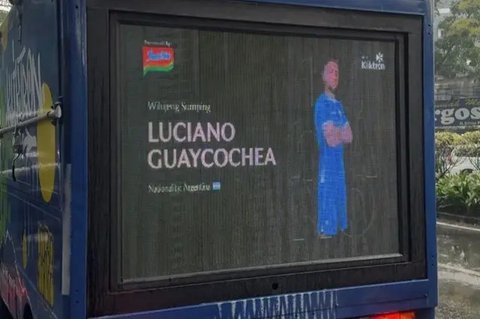 Pengumuman perekrutan Luciano Guaycochea oleh Persib Bandung yang dilakukan melalui mobitron yang berkeliling di jalan-jalan Kota Bandung. (Bola.com/Erwin Snaz)