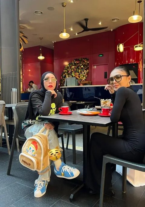 Potret Dress Hitam Yuni Shara/Instagram/@melly_goeslaw