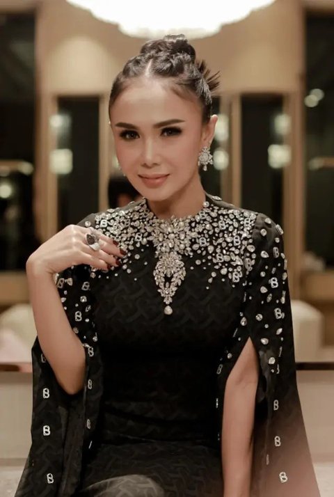 Potret Dress Hitam Yuni Shara/Instagram/@yunishara36