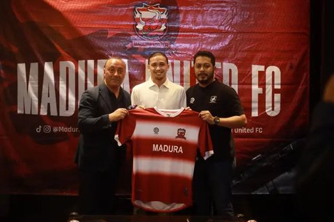 Jordy Wehrmann resmi memperpanjang kontraknya bersama Madura United pada Senin (26/5/2025). (dok. Madura United)