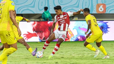 Penyerang Persis Solo, Ramadhan Sananta, saat berusaha menyepak bola ke gawang Persik Kediri pada laga pekan ke-25 BRI Liga 1 2023/2024 di Stadion Manahan, Solo, Sabtu (24/2/2023)
