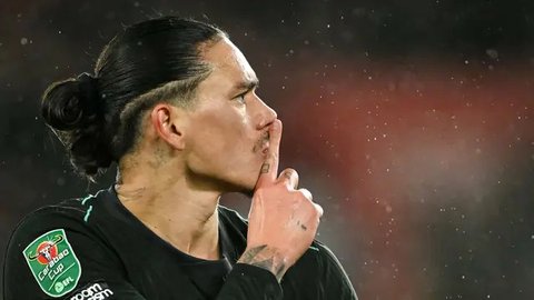Pemain Liverpool, Darwin Nunez menempelkan jarinya ke bibir saat merayakan golnya ke gawang Southampton pada laga perempat final Carabao Cup 2024/2025 yang berlangsung di St Mary's Stadium