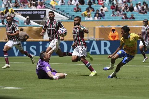 Kiper Fluminense, Fabio, menahan tembakan pemain Mamelodi Sundowns, Tashreeq Matthews, di Piala Dunia Antarklub 2025 di Hard Rock Stadium, Kamis (26/06/2025). (AP Photo/Lynne Sladky)