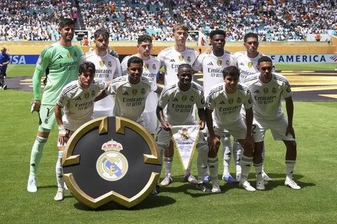 Para pemain Real Madrid berpose untuk foto tim sebelum pertandingan Grup H Piala Dunia Antarklub antara Real Madrid dan Al Hilal di Miami Gardens, Florida, Rabu, 18 Juni 2025. (AP