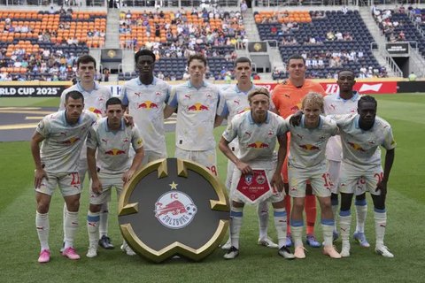 Para pemain Salzburg berpose untuk foto sebelum pertandingan Grup H Piala Dunia Antarklub melawan Pachuca di Cincinnati, Rabu, 18 Juni 2025. (AP Photo/Joshua A. Bickel)
