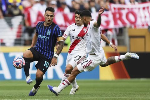Striker Inter Milan Lautaro Martinez berebut bola dengan dua pemain River Plate, Marcos Acuna dan Paulo Diaz (kanan) dalam laga Grup E Piala Dunia Antarklub di Seattle,Kamis (26/6/2025)