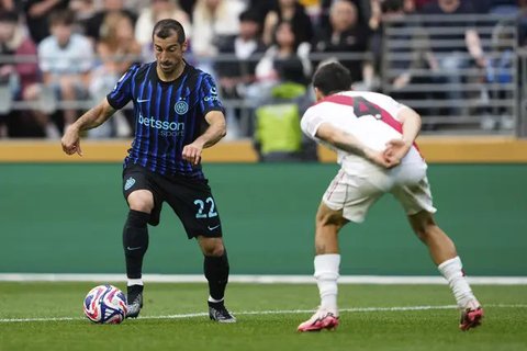 Gelandang Inter Milan, Henrikh Mkhitaryan, berusaha melewati pemain River Plate, Gonzalo Montiel, dalam laga Grup E Piala Dunia Antarklub di Seattle,Kamis (26/6/2025). (AP Photo/Lindsey