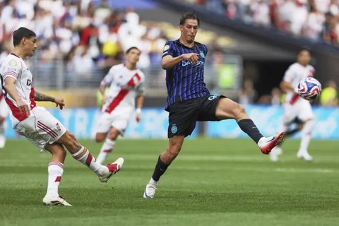 Francesco Pio Esposito merayakan gol pembuka untuk Inter Milan saat melawan River Plate dalam laga Grup E Piala Dunia Antarklub di Seattle, Kamis (26/6/2025). (AP Photo/Lindsey Wasson