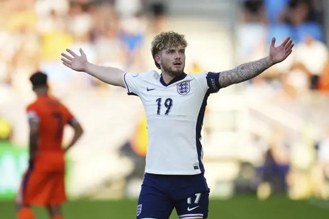 Harvey Elliott ketika membela Timnas Inggris pada laga Euro U-21 2025 - AP Photo/Petr David Josek