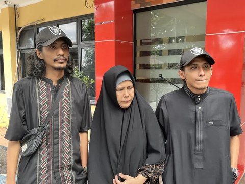 <p>Titin Badjideh, ibunda Vadel Badjideh, angkat bicara soal kemungkinan bertemu dengan Laura Meizani alias Lolly, anak dari Nikita Mirzani yang menjadi korban dalam kasus yang menjerat putranya. Titin secara tegas menolak kemungkinan tersebut.</p>