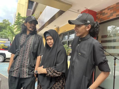 <p>"Oh nggak, saya nggak tertarik, saya nggak akan ketemu," ucap Titin dalam pernyataannya usai sidang di PN Jakarta Selatan, Rabu (25/6/2025).</p>
