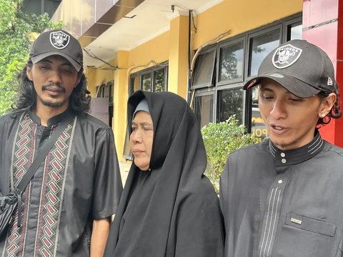 <p>"Sepertinya itu bukan kepentingan saya ya untuk bertemu Lolly," tegasnya lagi. Titin menilai, pertemuan dengan Lolly bukanlah bagian dari kepentingannya dalam mendampingi Vadel selama menjalani proses hukum.</p>