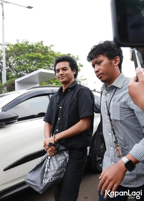 <p>Titin juga menyampaikan bahwa sejak awal proses hukum, dirinya tak pernah berhenti mendoakan sang anak, apapun kondisinya.&nbsp;Ia menunjukkan keteguhan hati sebagai seorang ibu yang yakin dengan anaknya.</p>
