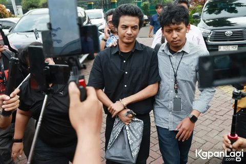 <p>"Ya karena terpisah ya walaupun bukan pisah alam ya, pisah gini ya kerinduan ada untuk bisa kumpul lagi insyaallah, saya selalu doa insyaallah pasti ada jalannya pasti bertemu lagi, bisa kumpul lagi," harapnya setelah&nbsp;hampir 20 hari tak bertemu Vadel.</p>
