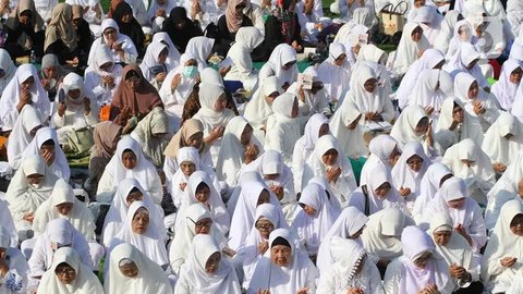 Ratusan warga menghadiri zikir dan doa bersama di lapangan Manunggal, Menteng, Bogor, Jawa Barat, Indonesia pada Rabu 19 Juni 2023. (merdeka.com/Arie Basuki)