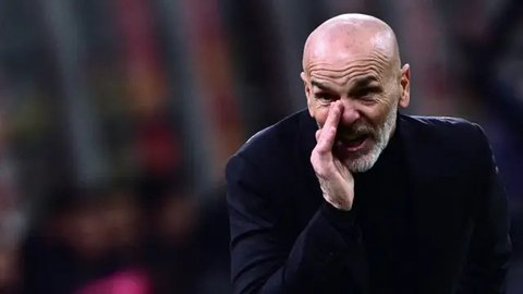Pelatih AC Milan, Stefano Pioli memberikan semangat kepada anak asuhnya saat melawan Torino dalam duel pekan ke-22 Liga Italia 2022/2023, Sabtu (11/2/2023) dini hari WIB. Kemenangan Milan