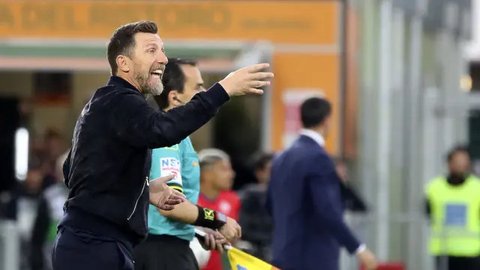 Pelatih Venezia, Eusebio Di Francesco memberikan arahan kepada para pemainnya dalam laga lanjutan Liga Italia 2024/2025 melawan Fiorentina di Stadio Pier Luigi Penzo, Venezia, Italia, Senin