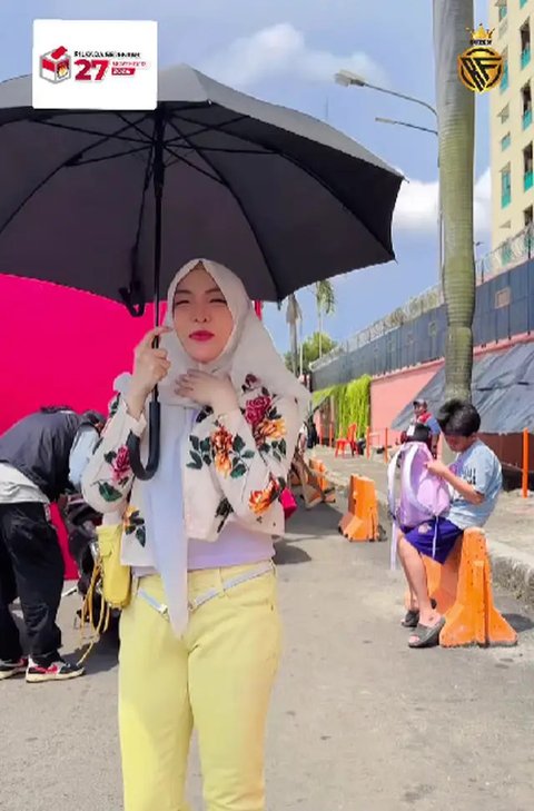 Blazer Roro Fitria yang Elegan tapi Tetap Nyentrik (Instagram @roro.fitria1989)