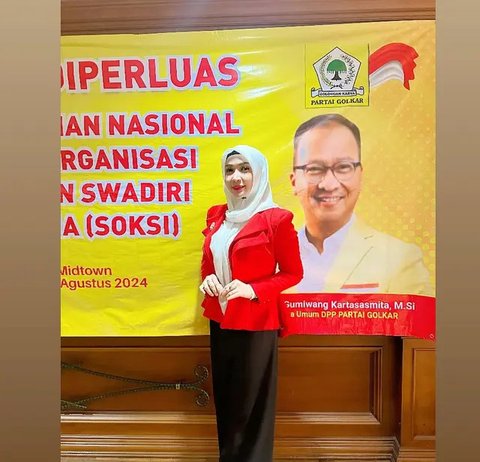 Blazer Roro Fitria yang Elegan tapi Tetap Nyentrik (Instagram @roro.fitria1989)