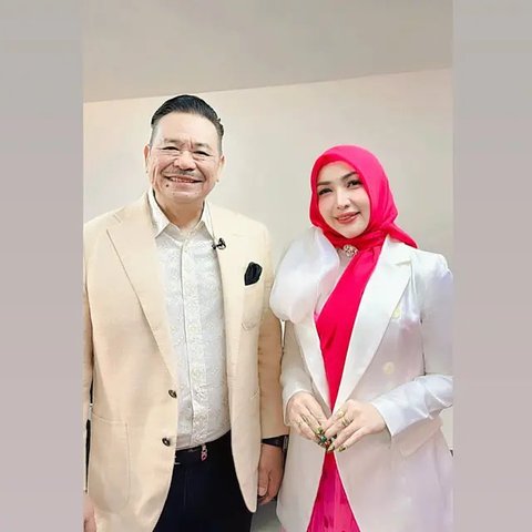 Blazer Roro Fitria yang Elegan tapi Tetap Nyentrik (Instagram @roro.fitria1989)