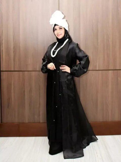Blazer Roro Fitria yang Elegan tapi Tetap Nyentrik (Instagram @roro.fitria1989)