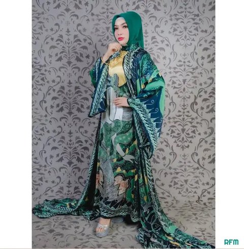 Blazer Roro Fitria yang Elegan tapi Tetap Nyentrik (Instagram @roro.fitria1989)