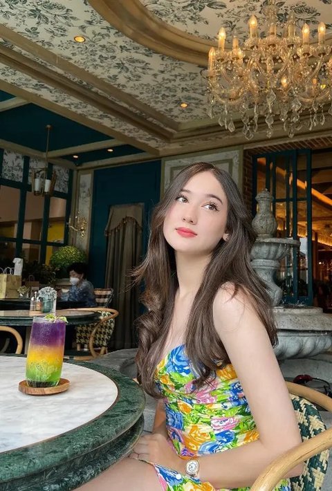 Potret Laura Moane dengan Dress Bunga/Instagram/@its_lauramoane2